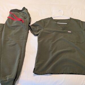 💚💚Figs Olive Green Scrub Set💚💚